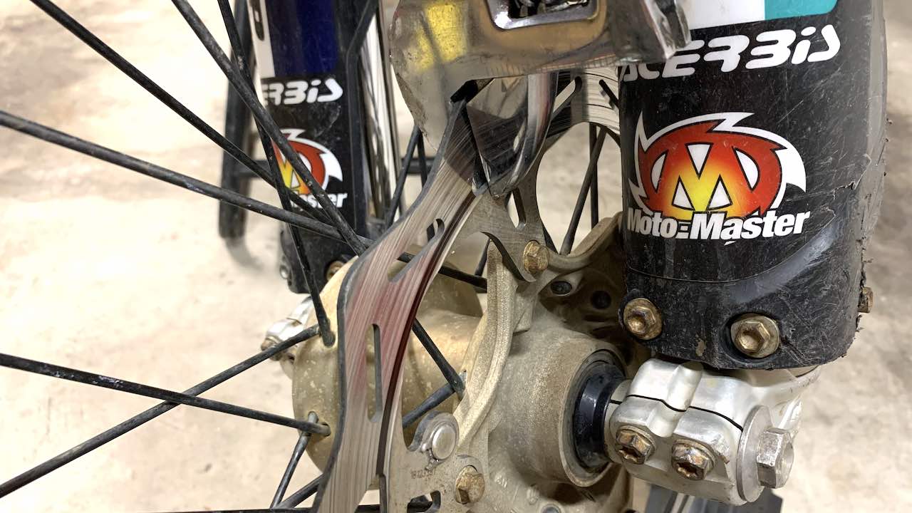 Bending rotor with a adjustable wrench on a dirt bike