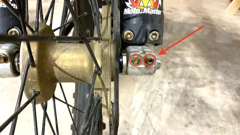 Aligning dirt bike forks with opening axle crimp bolts