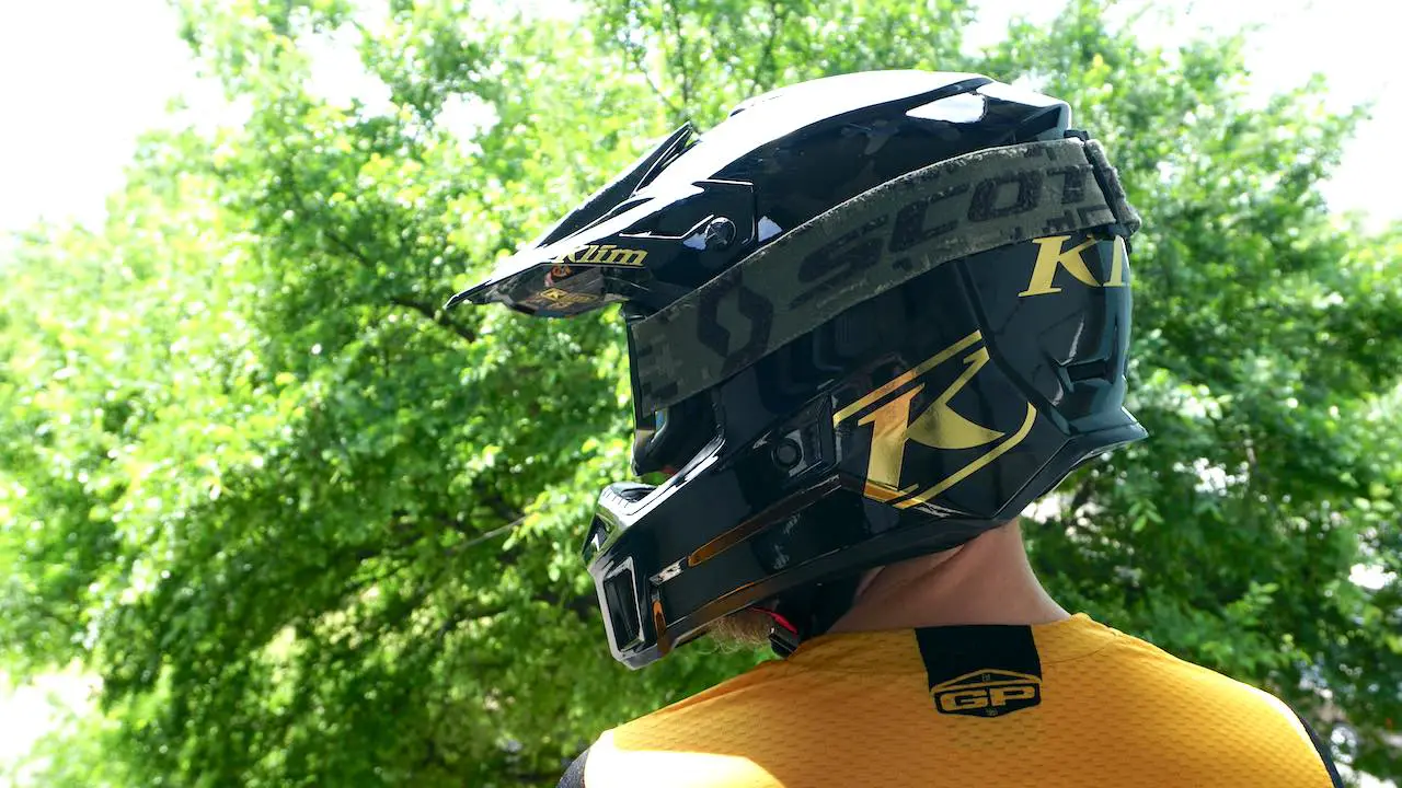 The KLIM F3 Carbon with visor down